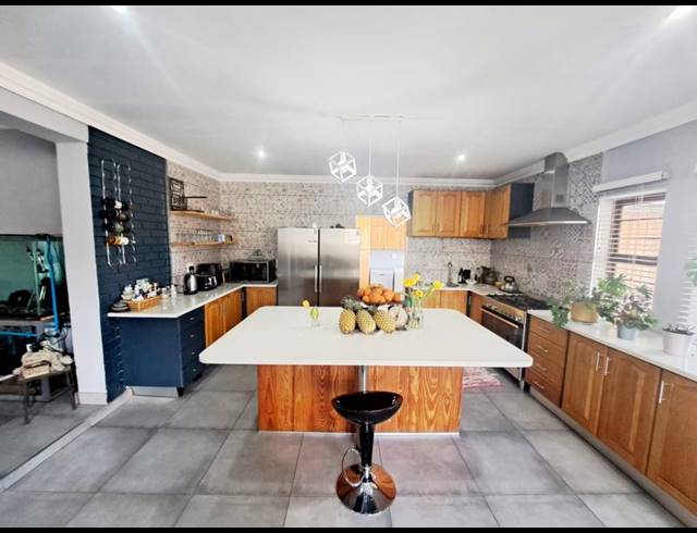 4 BEDROOM HOUSE FOR SALE IN HEUWELOORD